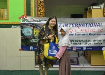 Mahasiswa internasional FEB UNISMA memberikan tali asih untuk santri pondok Pesantren Nikmatul Iman.