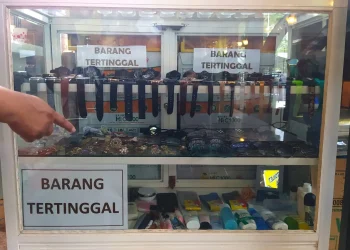 Tampak berbagai macam barang tanpa identitas ditata rapi di etalase kaca Masjid An Nuur Kota Batu milik pengunjung yang tertinggal.