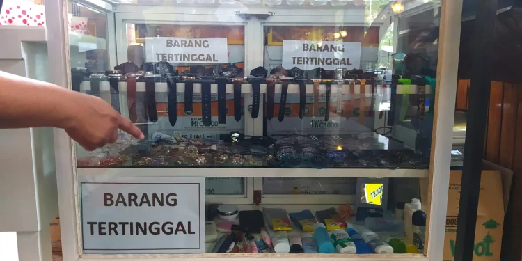Tampak berbagai macam barang tanpa identitas ditata rapi di etalase kaca Masjid An Nuur Kota Batu milik pengunjung yang tertinggal.