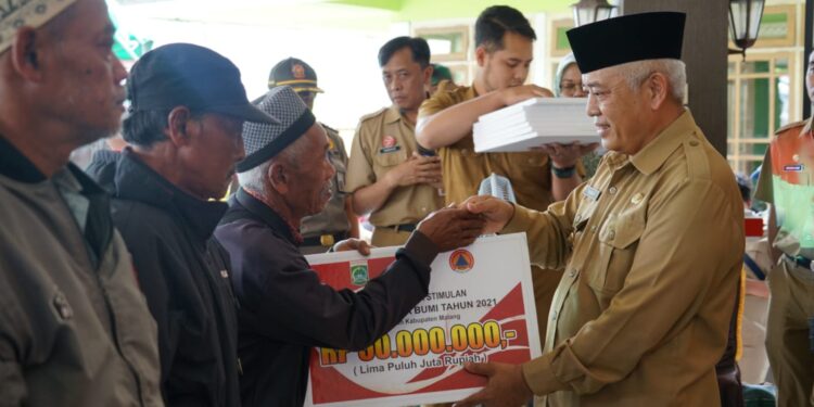 Bupati Malang, Sanuso menyerahkan bantuan untuk korban gempa secara simbolis