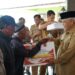 Bupati Malang, Sanuso menyerahkan bantuan untuk korban gempa secara simbolis