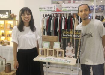 Naning Suharti (kiri), pelaku UMKM kaus berbahan organik asli Malang, saat ditemui di gedung MCC Kota Malang.