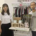Naning Suharti (kiri), pelaku UMKM kaus berbahan organik asli Malang, saat ditemui di gedung MCC Kota Malang.