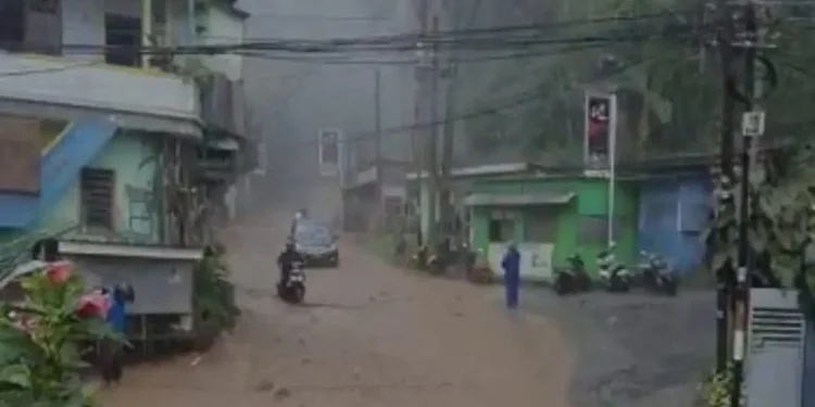 Jalur alternatif klemuk sempat banjir