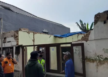 atap rumah ambruk