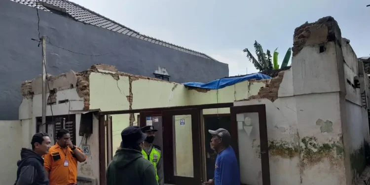atap rumah ambruk