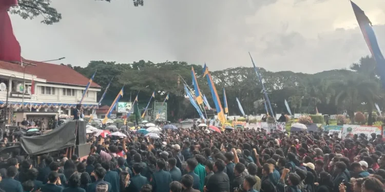 Aksi mahasiswa di gedung DPRD Kota Malang, terkait uu Ciptaker