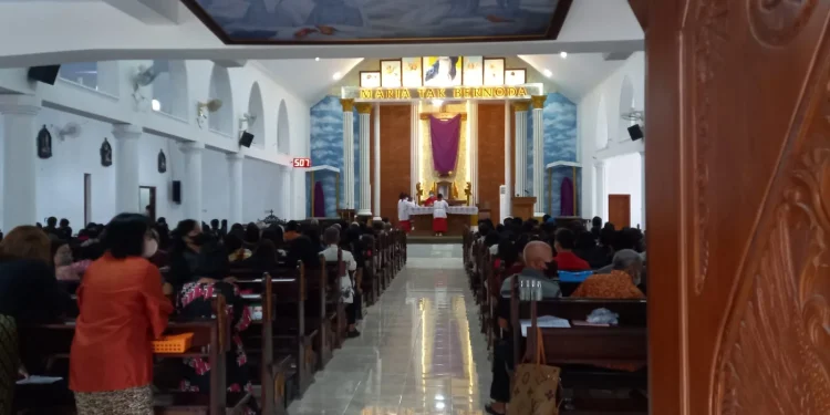 Umat Katolik ikuti Jumat Agung