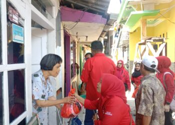 Penyaluran paket sembako PDIP Kota Malang