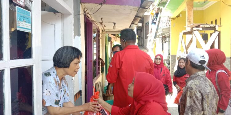 Penyaluran paket sembako PDIP Kota Malang