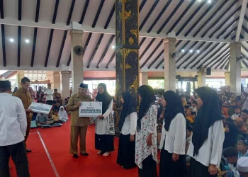 Sanusi serahkan beasiswa dari Baznas Kabupaten Malang