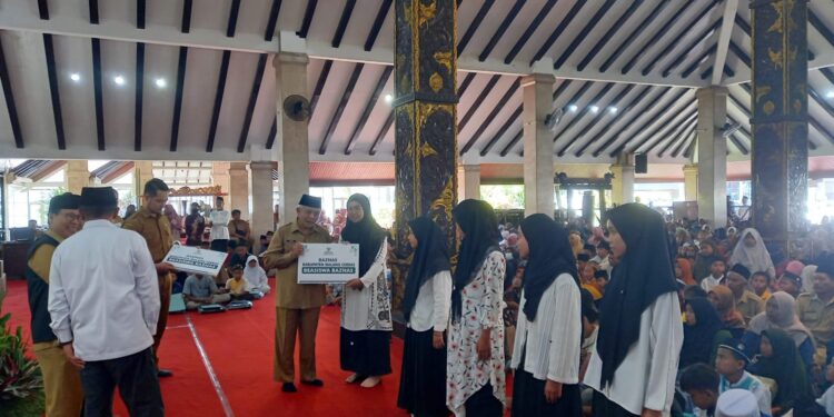 Sanusi serahkan beasiswa dari Baznas Kabupaten Malang
