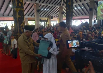 Bupati Sanusi beri santunan Baznas Kabupaten Malang pada anak yatim