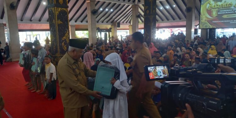 Bupati Sanusi beri santunan Baznas Kabupaten Malang pada anak yatim
