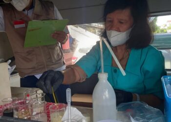Petugas BPOM Surabaya uji sampel makanan