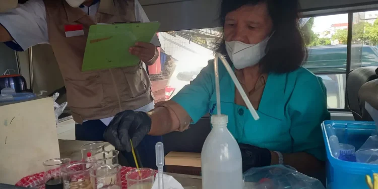 Petugas BPOM Surabaya uji sampel makanan