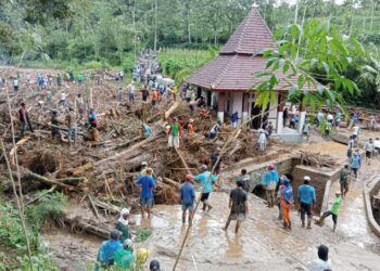Proses evakuasi material banjir bandang di Desa Ngantru, Kecamatan Ngantang, Kabupaten Malang pada Kamis (13/4/2023).
