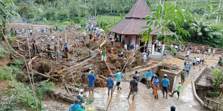 Proses evakuasi material banjir bandang di Desa Ngantru, Kecamatan Ngantang, Kabupaten Malang pada Kamis (13/4/2023).