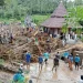 Proses evakuasi material banjir bandang di Desa Ngantru, Kecamatan Ngantang, Kabupaten Malang pada Kamis (13/4/2023).