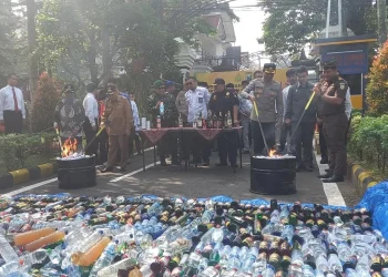 Musnahkan 1.884 Botol Miras dan 850 Selongsong Petasan