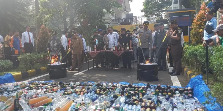 Musnahkan 1.884 Botol Miras dan 850 Selongsong Petasan