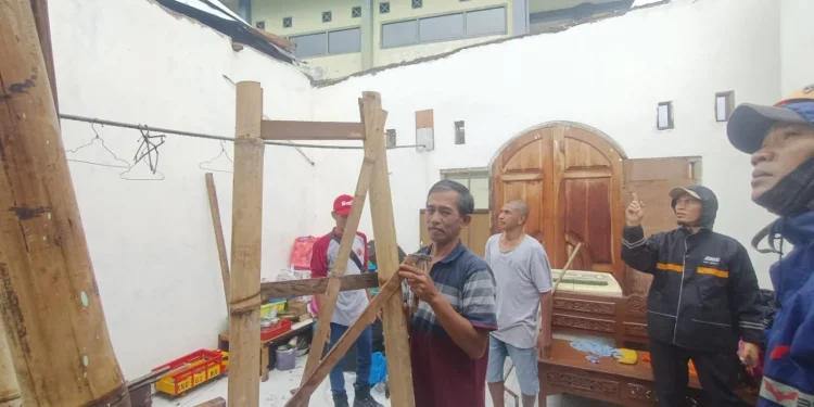 Kota Batu dilanda angin puting beliung
