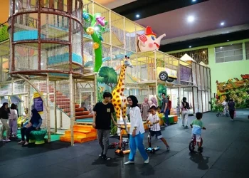 Anak-anak tampak sangat seru bermain di Malang Smart Arena.