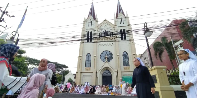 Tampak para suster menyambut para umat muslim untuk mempersilahkan halamannya dipakai untuk Salat Idul Fitri pada Sabtu (22/4/2023). Foto: Azmy
