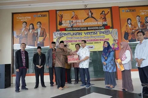 Kegiatan penyaluran santunan pada panti asuhan di Malang.