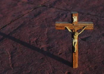 Peringatan Jumat Agung, mengenang penyaliban dan pengorbanan Yesus bagi umat manusia.