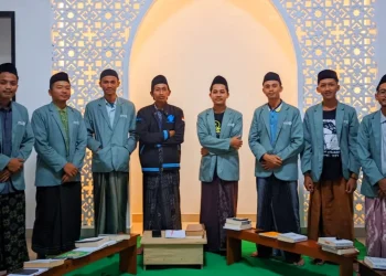 Para santri Luhur Baitul Hikmah yang membedah Falsafatunā selama 20 hari di bulan Ramadan.
