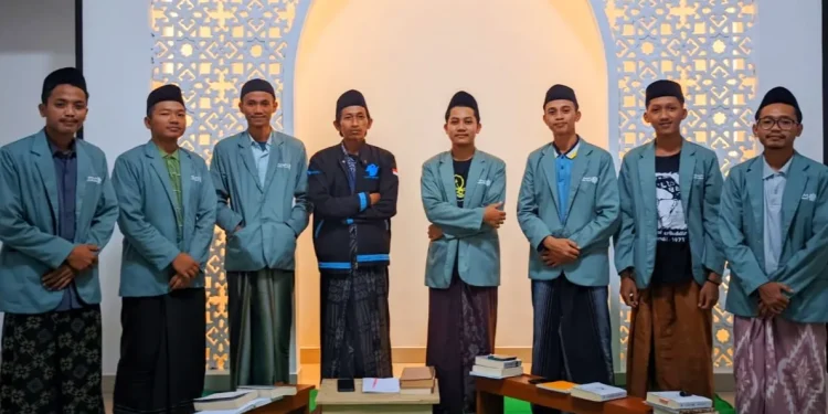 Para santri Luhur Baitul Hikmah yang membedah Falsafatunā selama 20 hari di bulan Ramadan.