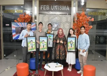 Dekan FEB UNISMA, Nur Diana SE MSi (tengah), berfoto bersama dengan mahasiswa asing di sela sesi podcast Ngobas.