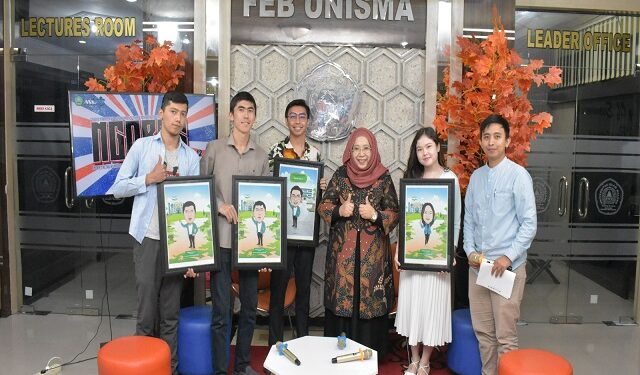 Dekan FEB UNISMA, Nur Diana SE MSi (tengah), berfoto bersama dengan mahasiswa asing di sela sesi podcast Ngobas.