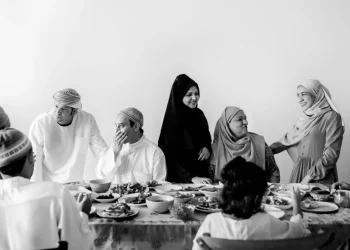 Berkumpul dan makan bersama keluarga besar saat lebaran.
