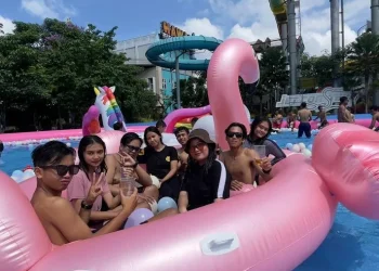 Keseruan pengunjung berlibur di Summer Baloon Party, Hawai Waterpark Malang.