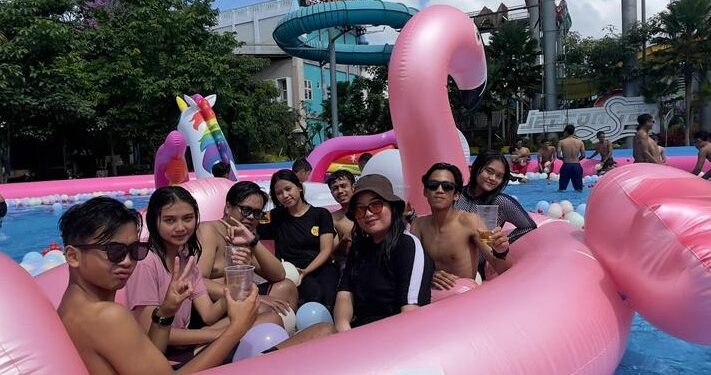 Keseruan pengunjung berlibur di Summer Baloon Party, Hawai Waterpark Malang.