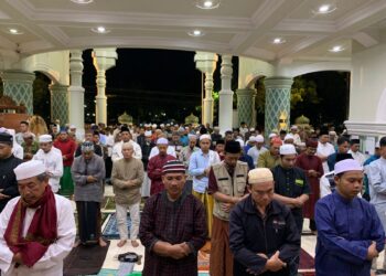 Suasana masyarakat di Masjid Agung Jami’ Kota Malang saat berburu Lailatl Qadar.