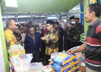 Wali Kota Malang, Sutiaji, meninjau Operasi Pasar.