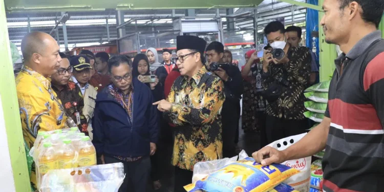Wali Kota Malang, Sutiaji, meninjau Operasi Pasar.