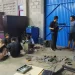 Suasana kolaborasi antara industri, mahasiswa dan anak magang berproduksi bersama di Bengkel Vokasi UMM.