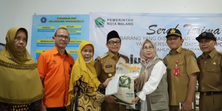 Wali Kota Malang, Sutiaji, saat menyerahkan bantuan beras kepada warga Tanjungrejo (18/04/2023).