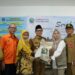 Wali Kota Malang, Sutiaji, saat menyerahkan bantuan beras kepada warga Tanjungrejo (18/04/2023).