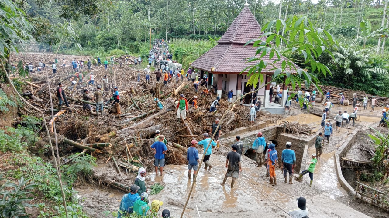 Banjir bandang terjadi di Kecamatan Ngantang, Kabupaten Malang pada Kamis (13/4/2023) turut membawa material batang kayu dalam jumlah besar. Diduga, ada kerusakan ekologis pada bagian hulunya.