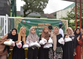 Siswa SMKN 1 Turen membagikan takjil gratis bagi pengendara.
