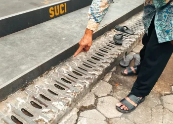 Bekas roda tank yang digunakan menjadi keset kaki di Masjid Al Mukhlisin, masjid tertua di Kota Batu, Jawa Timur.