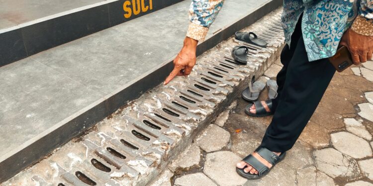 Bekas roda tank yang digunakan menjadi keset kaki di Masjid Al Mukhlisin, masjid tertua di Kota Batu, Jawa Timur.