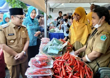 Wali Kota Malang, Sutiaji meninjau Pasar Murah di Balai Kartini Kota Malang.