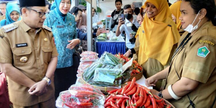 Wali Kota Malang, Sutiaji meninjau Pasar Murah di Balai Kartini Kota Malang.