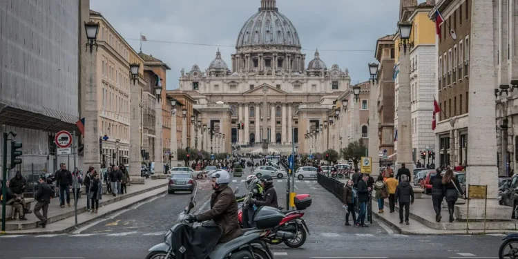 Warga Italia bakal hadapi denda jika kedapatan menggunakan bahasa selain Bahasa Italia menurut RUU baru.